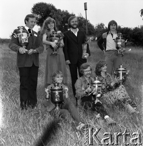 Czerwiec 1982, Zielona Góra, Polska.
XVIII Festiwal Piosenki Radzieckiej - laureaci w plenerze. 1. z lewej stoi Paweł Nowak. 1. z prawej Waldemar Samordak, 2. Jacek Koszewski. W środku siedzi Marek Srocki.
Fot. Romuald Broniarek, zbiory Ośrodka KARTA
