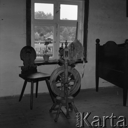 Czerwiec 1982, Ochla k. Zielonej Góry, Polska.
Muzeum Etnograficzne. Wnętrze chaty z kołowrotkiem.
Fot. Romuald Broniarek, zbiory Ośrodka KARTA