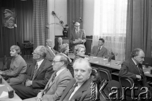 Kwiecień 1983, Inowrocław, woj. bydgoskie, Polska.
Eliminacje do XIX Festiwalu Piosenki Radzieckiej. Obrady.
Fot. Romuald Broniarek, zbiory Ośrodka KARTA