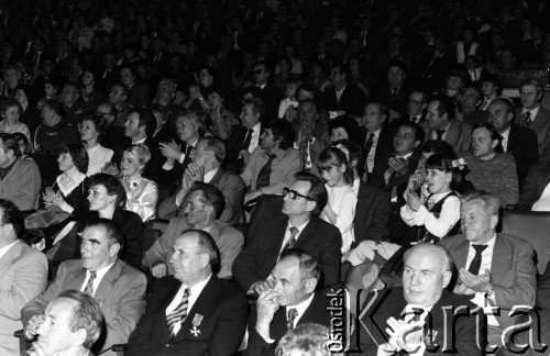 Kwiecień 1983, Tarnów, Polska.
Publiczność podczas eliminacji do XIX Festiwalu Piosenki Radzieckiej.
Fot. Romuald Broniarek, zbiory Ośrodka KARTA