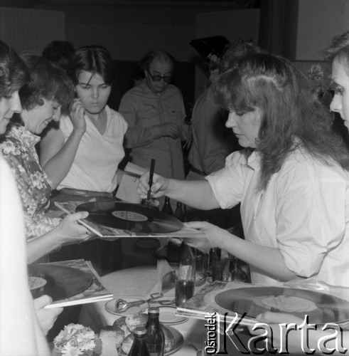 Czerwiec 1983, Zielona Góra, Polska.
XIX Festiwal Piosenki Radzieckiej. Ałła Pugaczowa składa autografy na płytach. 
Fot. Romuald Broniarek, zbiory Ośrodka KARTA