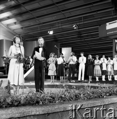 Czerwiec 1983, Zielona Góra, Polska.
XIX Festiwal Piosenki Radzieckiej. Na scenie konferansjerzy: Jadwiga Piątkowska oraz grupa uczestników konkursu. 
Fot. Romuald Broniarek, zbiory Ośrodka KARTA
