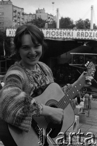 Czerwiec 1983, Zielona Góra, Polska.
XIX Festiwal Piosenki Radzieckiej. Piosenkarka z gitarą, uczestniczka konkursu.
Fot. Romuald Broniarek, zbiory Ośrodka KARTA