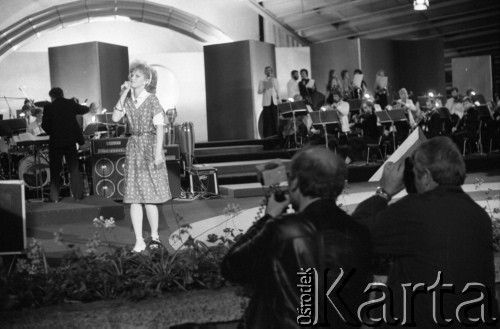 Czerwiec 1983, Zielona Góra, Polska.
Laureatka XIX Festiwalu Piosenki Radzieckiej na scenie. 
Fot. Romuald Broniarek, zbiory Ośrodka KARTA