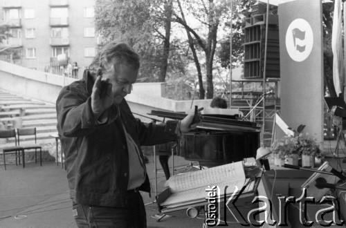 Czerwiec 1983, Zielona Góra, Polska.
XIX Festiwal Piosenki Radzieckiej. Próba z orkiestrą. Przy pulpicie Jerzy Milian, dyrygent.
Fot. Romuald Broniarek, zbiory Ośrodka KARTA