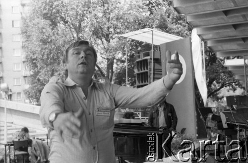 Czerwiec 1983, Zielona Góra, Polska.
XIX Festiwal Piosenki Radzieckiej. Próba z orkiestrą. Dyryguje Gerard Nowak.
Fot. Romuald Broniarek, zbiory Ośrodka KARTA