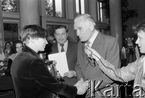 Czerwiec 1984, Zielona Góra, Polska.
XX Festiwal Piosenki Radzieckiej. Wręczenie nagrody.
Fot. Romuald Broniarek, zbiory Ośrodka KARTA