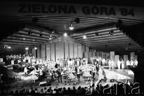 Czerwiec 1984, Zielona Góra, Polska.
Występ zespołu tanecznego w strojach ludowych na XX Festiwalu Piosenki Radzieckiej.
Fot. Romuald Broniarek, zbiory Ośrodka KARTA