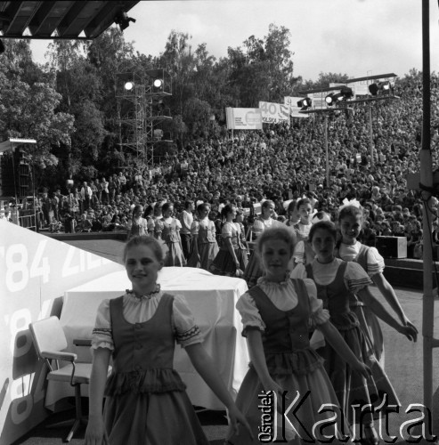 Czerwiec 1984, Zielona Góra, Polska.
Występ zespołu tanecznego w strojach ludowych podczas XX Festiwalu Piosenki Radzieckiej. 
Fot. Romuald Broniarek, zbiory Ośrodka KARTA