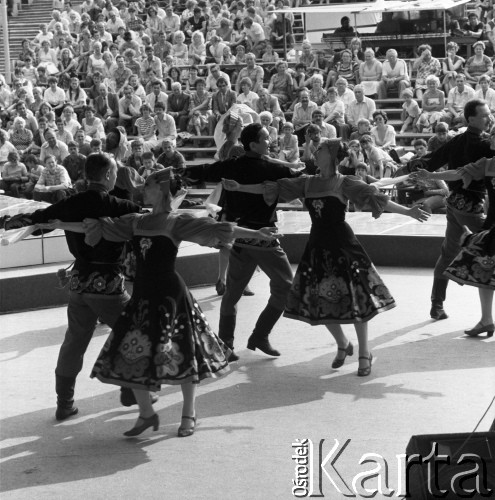 Czerwiec 1985, Zielona Góra, Polska.
XXI Festiwal Piosenki Radzieckiej. Zespół taneczny w strojach ludowych.
Fot. Romuald Broniarek, zbiory Ośrodka KARTA