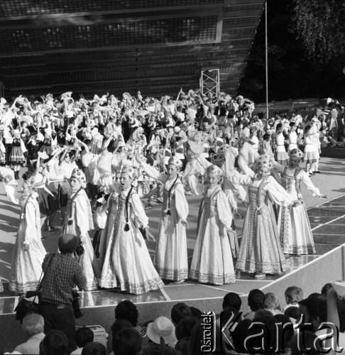 Czerwiec 1985, Zielona Góra, Polska.
XXI Festiwal Piosenki Radzieckiej. Zespół taneczny w strojach ludowych.
Fot. Romuald Broniarek, zbiory Ośrodka KARTA