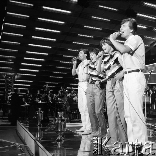 Czerwiec 1985, Zielona Góra, Polska.
XXI Festiwal Piosenki Radzieckiej. Na scenie nagrodzony zespół wokalny. 
Fot. Romuald Broniarek, zbiory Ośrodka KARTA