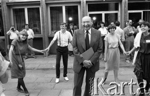 Czerwiec 1985, Zielona Góra, Polska.
XXI Festiwal Piosenki Radzieckiej. Grupa laureatów trzymająca się za ręce, w środku Stefan Rachoń. 
Fot. Romuald Broniarek, zbiory Ośrodka KARTA