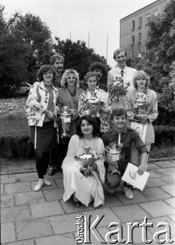 1986, Zielona Góra, Polska.
XXII Festiwal Piosenki Radzieckiej. Grupa uczestników trzymająca główne nagrody - Złote, Srebrne i Brązowe Samowary.
Fot. Romuald Broniarek, zbiory Ośrodka KARTA