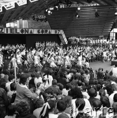 1987, Zielona Góra, Polska.
Publiczność oglądająca występy podczas XXIII Festiwalu Piosenki Radzieckiej. 
Fot. Romuald Broniarek, zbiory Ośrodka KARTA