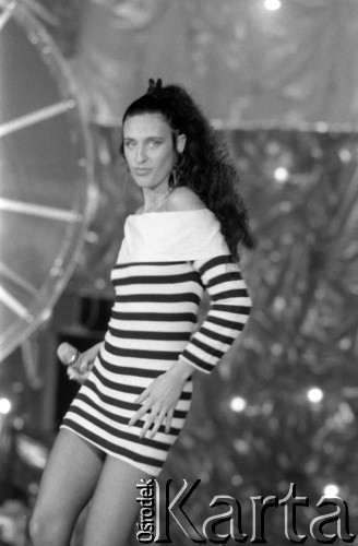 1988, Zielona Góra, Polska.
Kayah podczas występu na XXIV Festiwalu Piosenki Radzieckiej.
Fot. Romuald Broniarek, zbiory Ośrodka KARTA
