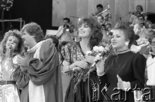 1988, Witebsk, Białoruska Socjalistyczna Republika Radziecka.
Uczestnicy I Wszechzwiązkowego Festiwalu Polskiej Piosenki podczas występu.
Fot. Romuald Broniarek, zbiory Ośrodka KARTA