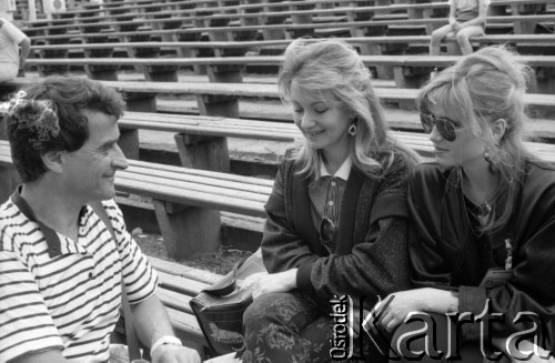 1989, Zielona Góra, Polska.
Uczestniczki XXV Festiwalu Piosenki Radzieckiej. 
Fot. Romuald Broniarek, zbiory Ośrodka KARTA