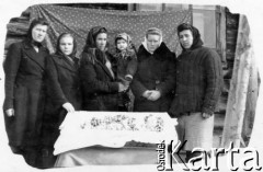 Brak daty, Komi ASRR, ZSRR.
Kobiety obok trumny małego dziecka. 1. z prawej stoi Zofia Malinowska (obecnie Amikiewicz).
Fot. NN, zbiory Ośrodka KARTA, udostępniła Zofia Amikiewicz
