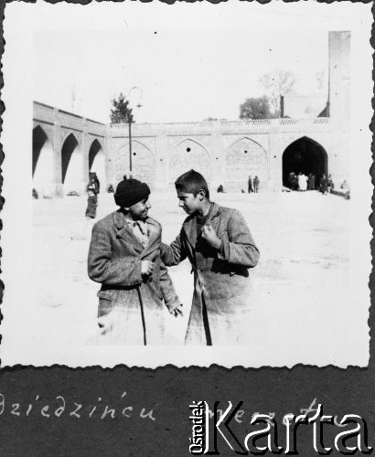 1942, ZSRR. lub Persja (?).
Dwaj chłopcy na dziedzińcu meczetu.
Fot. NN, zbiory Ośrodka KARTA, udostępniła Teresa Koziorowska