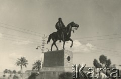 1944, Bagdad, Irak.
Konny pomnik króla Fajsala I.
Fot. NN, zbiory Ośrodka KARTA, album Konstantego Rdułtowskiego udostępniła Teresa Koziorowska.
 

