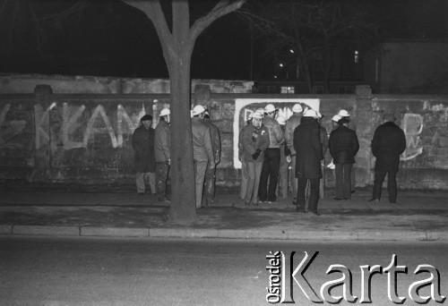 Listopad 1981, Płock, Polska.
Akcja malowania napisów na murach zorganizowana przez MKZ NSZZ Solidarność.
Fot. Zenon Dylewski, zbiory Ośrodka KARTA, udostępnił Jacek Pawłowicz.

