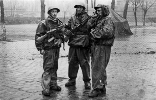 1961, Wrocław, Polska.
Jacek Kuroń (pierwszy z prawej) podczas służby wojskowej.
Fot. NN, zbiory Ośrodka KARTA (z archiwum rodzinnego Jacka Kuronia)

