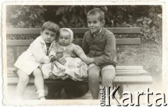 Lato 1943, Polska.
Wacław Sukniewicz, Andrzej Kuroń i Jacek Kuroń (od lewej).
Fot. NN, kolekcja Jacka Kuronia, zbiory Ośrodka KARTA