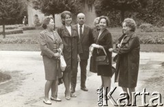 1970, Warszawa, Polska.
Park im. Stefana Żeromskiego. Stoją od lewej: Wanda Kuroń, Barbara Sukniewicz, Henryk Kuroń, Zofia Fertig, Stefania Domańska i Janina Koziej.
Fot. NN, kolekcja Jacka Kuronia, zbiory Ośrodka KARTA