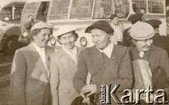 1956, Szkocja, Wielka Brytania.
Z lewej stoją Wanda Kuroń i Stefania Domańska.
Fot. NN, kolekcja Jacka Kuronia, zbiory Ośrodka KARTA