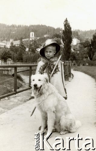 1949, Rabka, Polska.
Andrzej Kuroń z psem.
Fot. NN, kolekcja Jacka Kuronia, zbiory Ośrodka KARTA