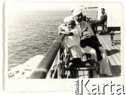 Przed 1939, Polska.
Jacek Kuroń z ojcem Henrykiem na statku w drodze na Hel.
Fot. NN, kolekcja Jacka Kuronia, zbiory Ośrodka KARTA