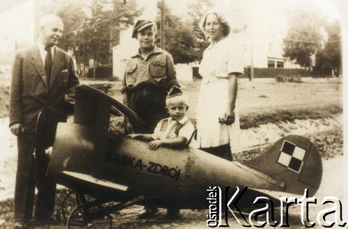 1946, Rabka, Polska.
Rodzina Kuroniów, od lewej: Henryk, Jacek, Andrzej, Wanda.
Fot. NN, kolekcja Jacka Kuronia, zbiory Ośrodka KARTA