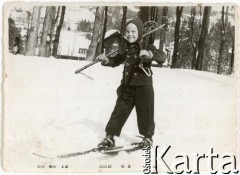1944-1945, Rabka, Polska.
Jacek Kuroń na nartach.
Fot. NN, kolekcja Jacka Kuronia, zbiory Ośrodka KARTA