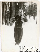 1944-1945, Rabka, Polska.
Jacek Kuroń na nartach.
Fot. NN, kolekcja Jacka Kuronia, zbiory Ośrodka KARTA