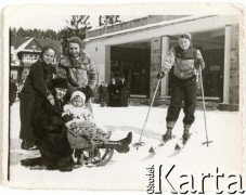 1944-1945, Rabka, Polska.
1. z lewej stoi Jacek Kuroń.
Fot. NN, kolekcja Jacka Kuronia, zbiory Ośrodka KARTAA