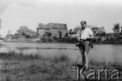 Przed 1954, Malbork, Polska.
Adam Śmietański z aparatem fotograficznym podczas wycieczki do Malborka, w tle zamek krzyżacki.
Fot. NN, zbiory Ośrodka KARTA, udostępniła Danuta Śmietańska.