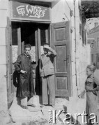 Lata 30-te, Brzeżany, woj. Tarnopol, Polska.
Adam Śmietański (z lewej) przed swoim zakładem fotograficznym 