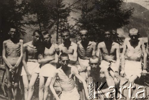 1945, brak miejsca.
 Więźniowie wyzwolonego obozu koncentracyjnego.
 Fot. NN, zbiory Ośrodka KARTA, kolekcję dominikanina, brata Bernarda Gerbera udostępnił Mariusz Sielski.
   
