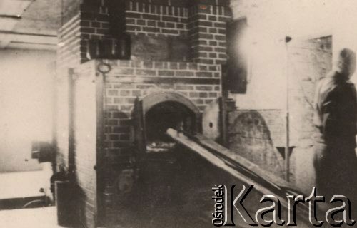 1945, brak miejsca.
 Piec krematoryjny w wyzwolonym obozie koncentracyjnym.
 Fot. NN, zbiory Ośrodka KARTA, kolekcję dominikanina, brata Bernarda Gerbera udostępnił Mariusz Sielski.
   
