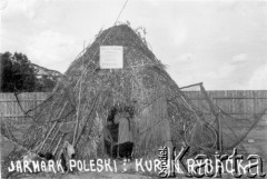 1939, Pińsk, Poleskie woj., Polska.
Jarmark Poleski - szałas rybacki, na tablicy napis: 