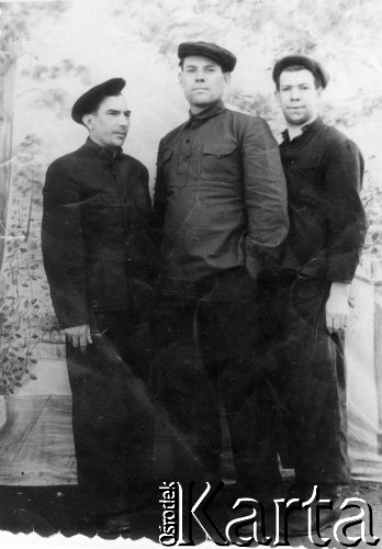 1954, Brack, Krasnojarski Kraj, ZSRR.
Więźniowie łagru w Bracku, pierwszy z prawej stoi Czesław Łoś, w środku Polak z Mandżurii, z lewej Rumun.
Fot. NN, zbiory Ośrodka KARTA, udostępnił Czesław Łoś.

