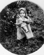 1952, Kasju, Komi ASRR, ZSRR.
Córka Jadwigi Zawadzkiej urodzona w peczorskim łagrze, zdjęcie wykonano w Kasju, gdzie dziewczynka przebywała ze swoim ojcem na zsyłce.
Fot. NN, zbiory Ośrodka KARTA, udostępniła Jadwiga Zawadzka.