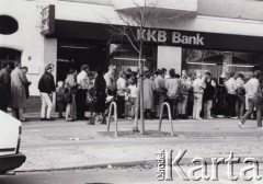 10.11.1989, Berlin, Niemcy.
Upadek Muru Berlińskiego, kolejka przed KKM Bank, podpis na odwrocie: 