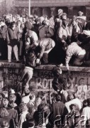 Listopad 1989, Berlin, Niemcy.
Upadek Muru Berlińskiego, ludzie wdrapujący się na mur.
Fot. Jerzy Patan, zbiory Ośrodka KARTA, przekazał Jerzy Patan.

