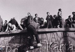 10.11.1989, Berlin, Niemcy.
Upadek Muru Berlińskiego, demonstranci na murze wciągają Jerzego Patana.
Fot. NN, zbiory Ośrodka KARTA, przekazał Jerzy Patan