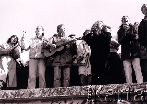 10.11.1989, Berlin, Niemcy.
Upadek Muru Berlińskiego, demonstranci grający i śpiewjący na murze.
Fot. Jerzy Patan, zbiory Ośrodka KARTA, przekazał Jerzy Patan.

