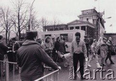 Listopad 1989, Berlin, Niemcy.
Upadek Muru Berlińskiego, obywatele NRD przechodzący przez przejście graniczne obok Bramy Brandenburskiej.
Fot. Jerzy Patan, zbiory Ośrodka KARTA, przekazał Jerzy Patan.

