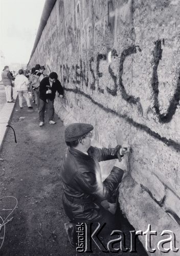 Listopad 1989, Berlin, Niemcy.
Plac Poczdamski, upadek Muru Berlińskiego, ludzie odłupujący fragmenty muru.
Fot. Jerzy Patan, zbiory Ośrodka KARTA, przekazał Jerzy Patan.

