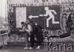 Listopad 1989, Berlin, Niemcy.
Upadek Muru Berlińskiego, trzy dziewczyny na tle muru.
Fot. Jerzy Patan, zbiory Ośrodka KARTA, przekazał Jerzy Patan.

